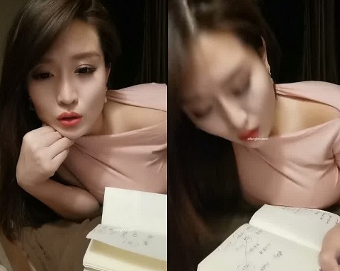 饥渴少女沦为肉棒玩具，任人抽插泄欲