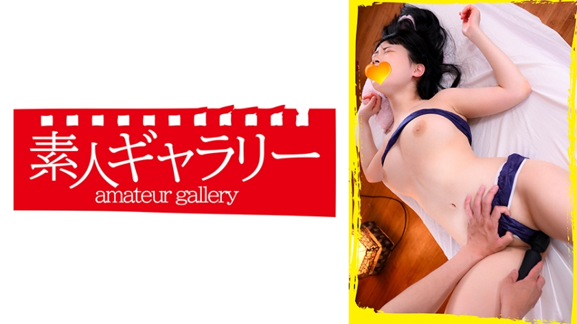 黑鬼约操美娇娘 抱在身下脱光她的衣服 舔弄酥胸 把鸡巴插入她的嘴里