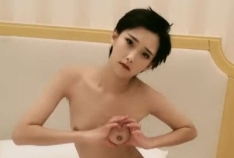 约操水嫩活好空姐 她身材火辣，皮肤水嫩，一双修长美腿让你欲火焚身。