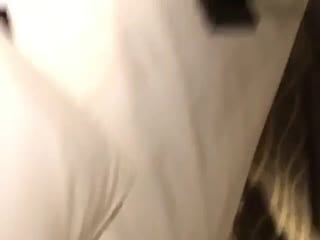 [亞洲無碼] 美女被口爆，用大屁股把你摇出高潮 女神身上都是淫文，是小母狗的徽章 在网咖旁边都是人，还偷偷做爱