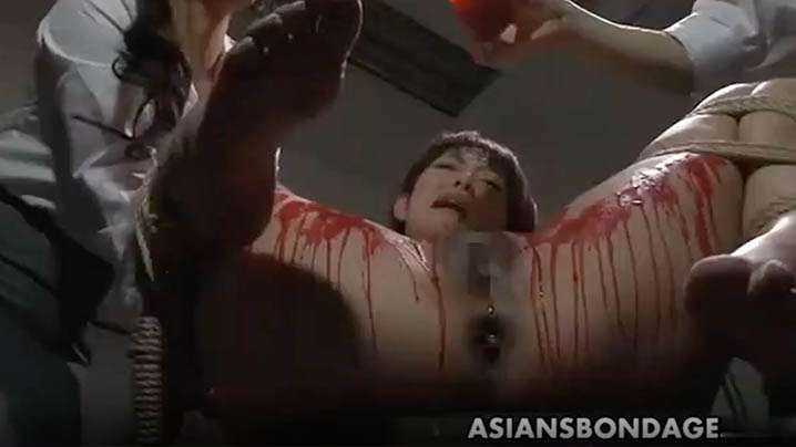 旗袍熟女大姐 雞吧吃的特認真仔細 撅著大白肥臀被無套後入 操出一逼白漿