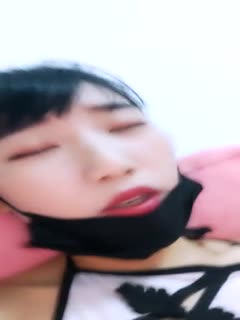 迷晕美女模特 把她脱光对着先打一发 再插进逼里去干