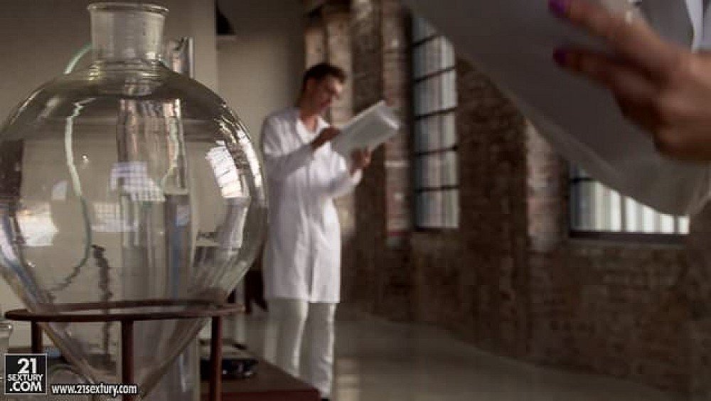 毎天早上在老公上班前口交著喜歡舔肉棒的欲求不滿妻子對著看對眼的男性沒辦法不舔肉棒！ TEM009