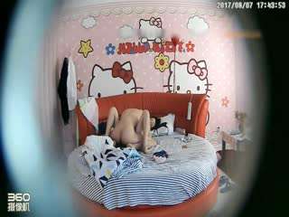 美乳翘臀反差尤物，逆天身材小姐姐半脱衣服被压在身下交合，抓着头发疯狂打桩，女神的形象如此反差