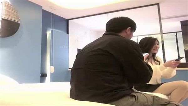 [MP4 982M] 美女Natalie 身材苗条撅着屁屁被大哥菊花舔的骚穴尿尿狂喷 无套抽插菊花操的小穴开合潮喷不停内射