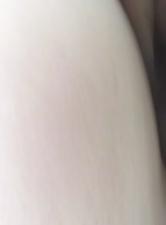 女主一脸惊讶的看着鸡巴，居然能喷那么远，爽的翻白眼，一直吐着舌头