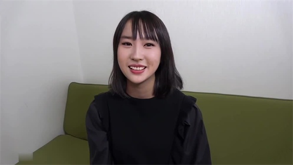 镜头前发骚的两个妹子露脸激情4P大秀各种撩骚动作不断给小哥比试舔弄大鸡巴压在身下爆草给她干的翻白眼