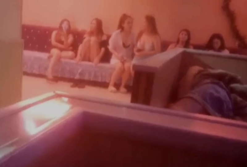 最新无水首发福利！顶级专业技术控极品榨精女王【琪娜姐姐】推特福利私拍，各种手足交止控取精，户外调教2位贱奴