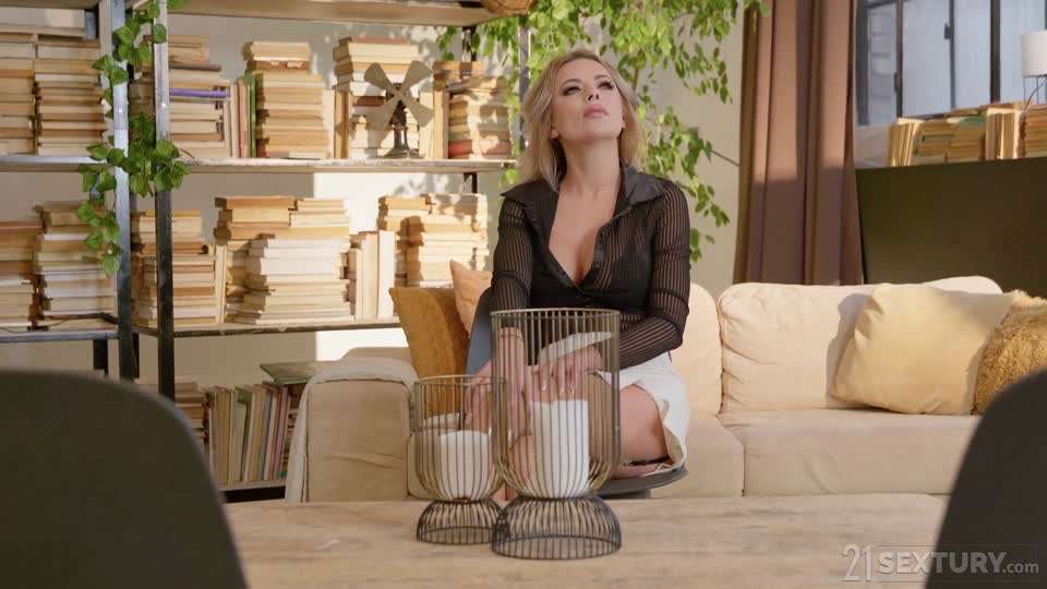 [MP4 1.11G]32酒店偷拍 开学前抓紧行乐的学生情侣小白袜学妹换装让男友醉生梦死各种操嫩穴