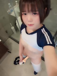 深夜场景外一位身穿黑裙的年轻女士要求穿性感的衣服和黑色丝袜，深喉口交和舔，她擅长抽插和猛干