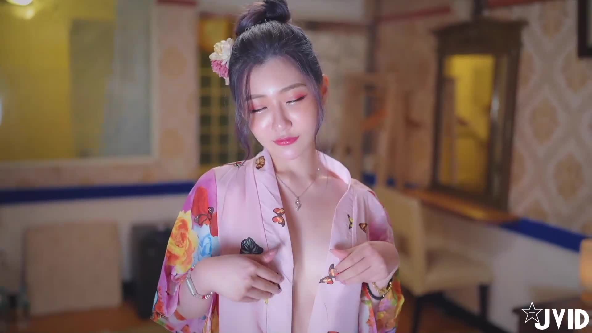 本周做爱最佳黑丝开裆学妹女的进房间就换上开档黑丝男友也迫不及待无套插入她骚穴学妹技术真是一流 二