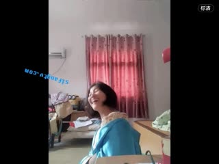 大学城民宿921哥们放假不回家 带漂亮女朋友住酒店 女友配合度高 但小哥好像不敢大动 就磨 无水印