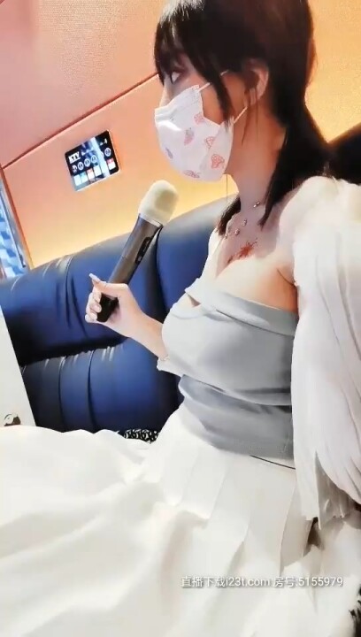 BBW巨乳母狗被4個體育生各種玩弄，潮吹深喉內射