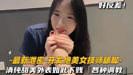 丰满的继母在厨房用美味的鸡巴引诱继子，向他展示乳白色的乳房和自慰